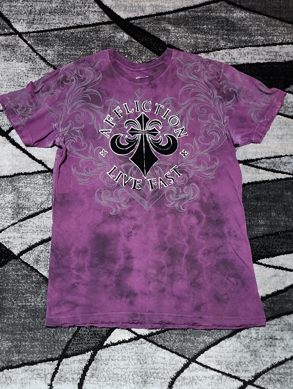 VINTAGE AFFLICTION VELVET GOTHIC-CROSS "LIVE FAST" DISTRESSED MINERAL-WASH TEE-S